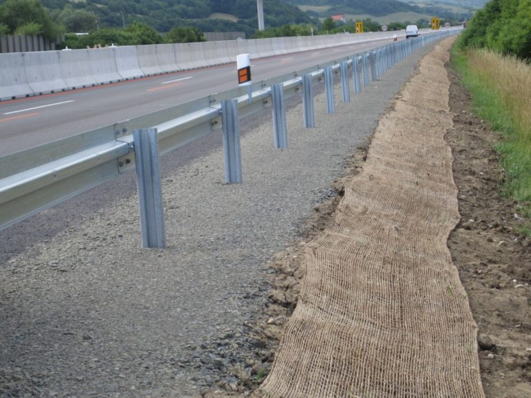 Również w tym przypadku teren nie został właściwie wyrównany, a ochrona przeciwerozyjna nie przylega do podłoża. Siatka jest dodatkowo źle przymocowana (zobacz błąd czwarty)